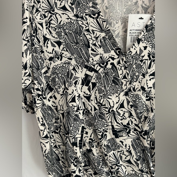 ASTR the Label Black White Collage Floral Print Surplice Blouse Top Size XS - Picture 3 of 12
